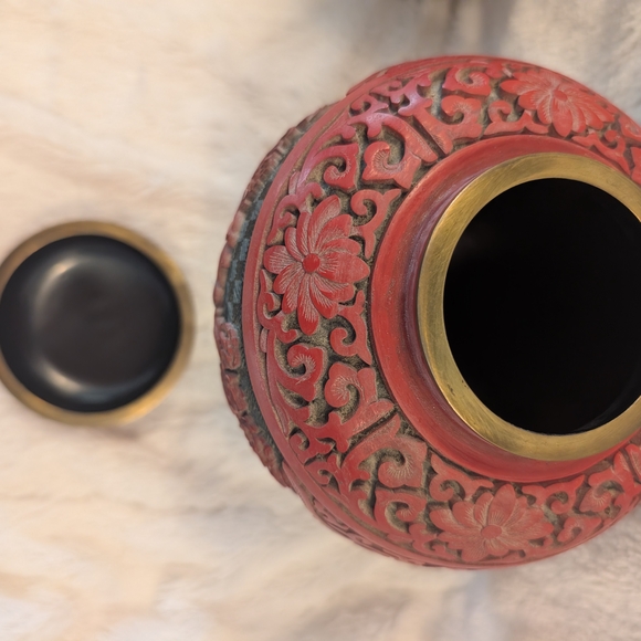 Elegant Black and Red Decorative Vases - Picture 7 of 11